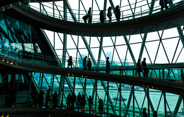 arquitectura moderna abstracta y siluetas de personas en la escalera de caracol - spiral staircase town hall london england staircase fotografías e imágenes de stock