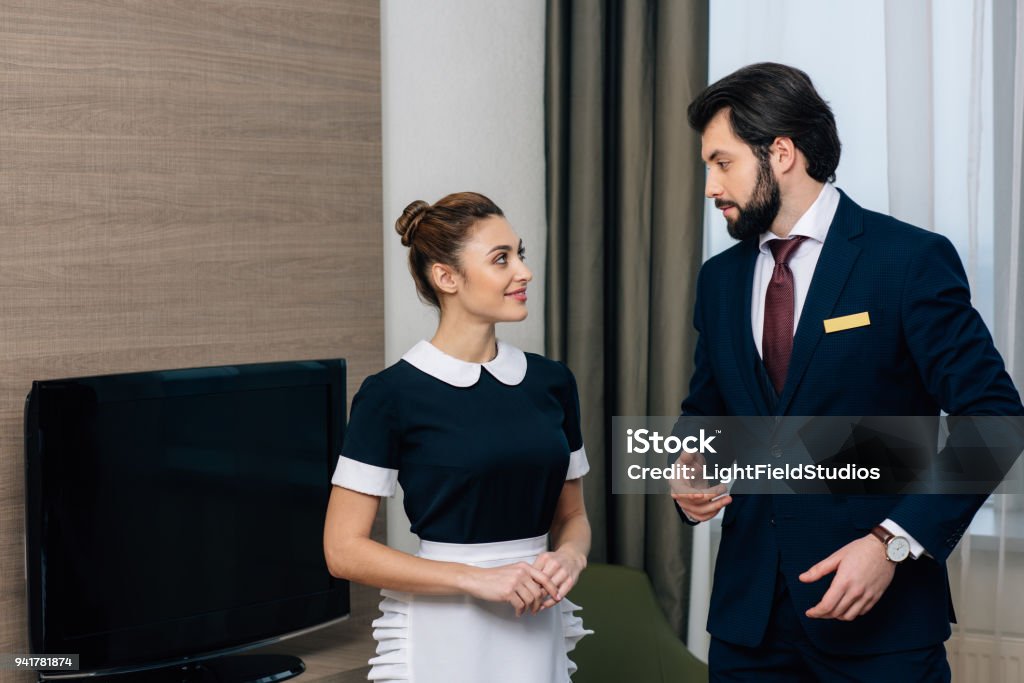 junges Hotel-Service-Mitarbeiter sprechen in der suite - Lizenzfrei Hotel Stock-Foto