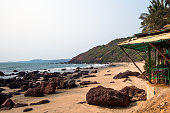 cafe-am-tropischen-felsenstrand-am-sonnigen-tag.jpg?b=1&s=170x170&k=20&c=qIUjrp9STcCo-pAovviFCoYXLuN5sHjXBlQVKqTALV4=