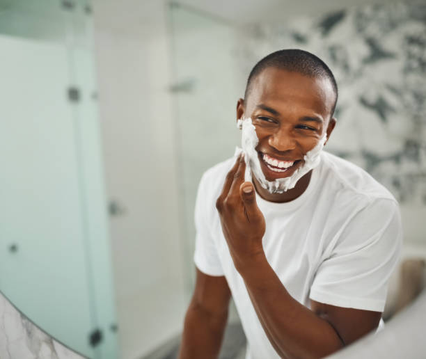 that super close shave for super soft skin - shaving men shaving cream mirror imagens e fotografias de stock