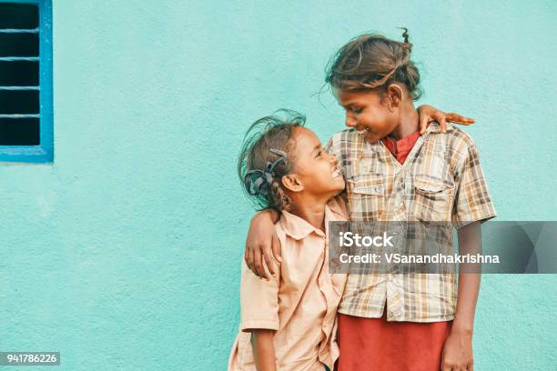 Hermanas Indias Lindas Alegres Foto de stock y más banco de imágenes de India - India, Pobreza, Niño