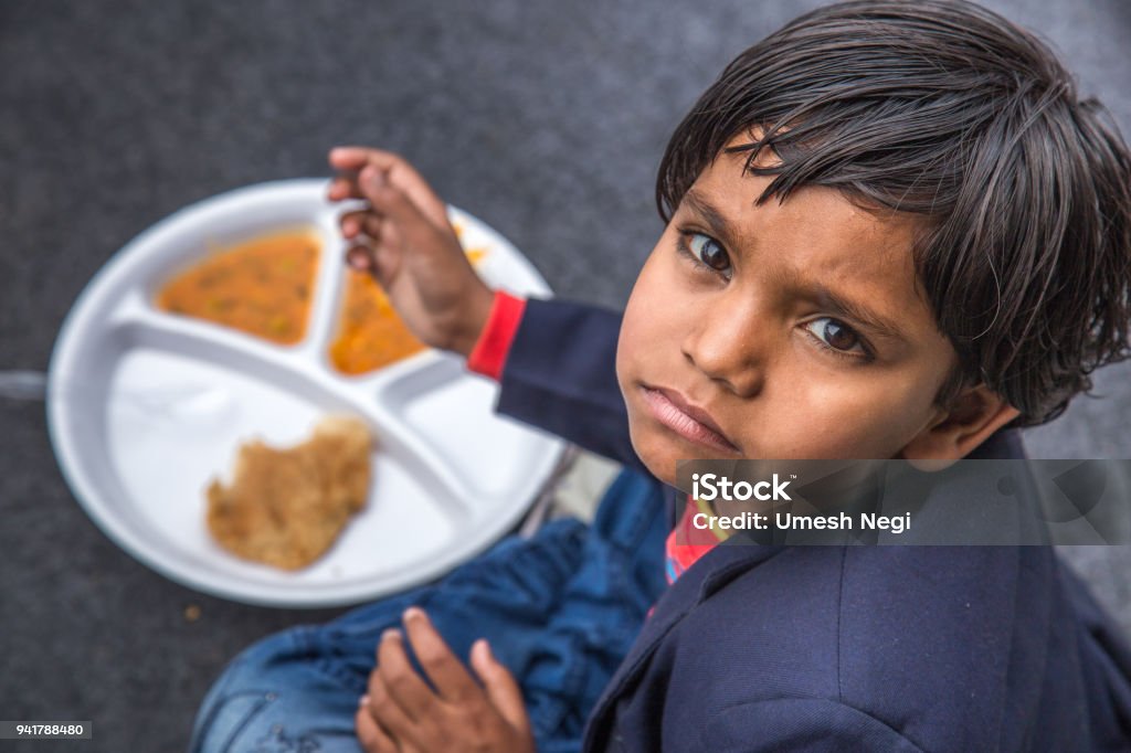 Retrato de niño niña con comida de medio día en la escuela India. - Foto de stock de Pobreza libre de derechos