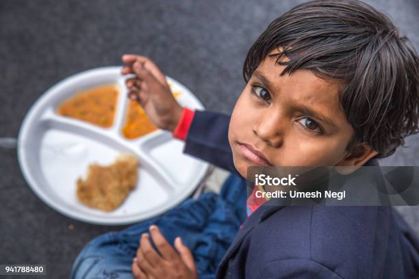 Retrato De Niño Niña Con Comida De Medio Día En La Escuela India Foto de stock y más banco de imágenes de Pobreza