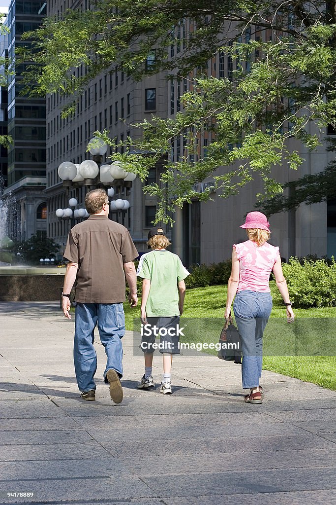 Familia caminando juntos - Foto de stock de Montreal libre de derechos