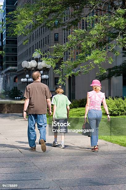 Familia Caminando Juntos Foto de stock y más banco de imágenes de Montreal - Montreal, Andar, Padre