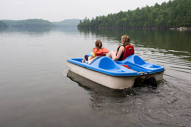 мать и дочь paddleboating - pedal boat стоковые фото и изображения