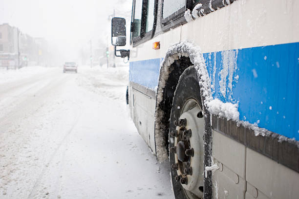 autobús de la ciudad de montreal en blizzard - city urban scene canada commercial land vehicle fotografías e imágenes de stock