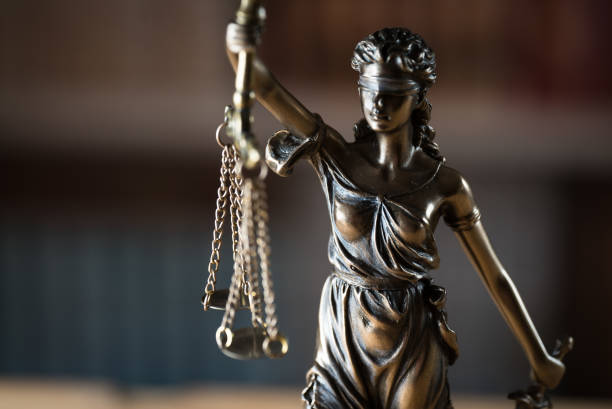 ufficio legale dell'avvocato. modello giuridico statua della dea themis della giustizia. - justice is blind foto e immagini stock