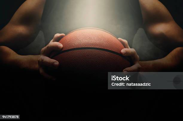 Photo libre de droit de Joueur De Basketball banque d'images et plus d'images libres de droit de Basket-ball - Basket-ball, Ballon de basket, Tenir