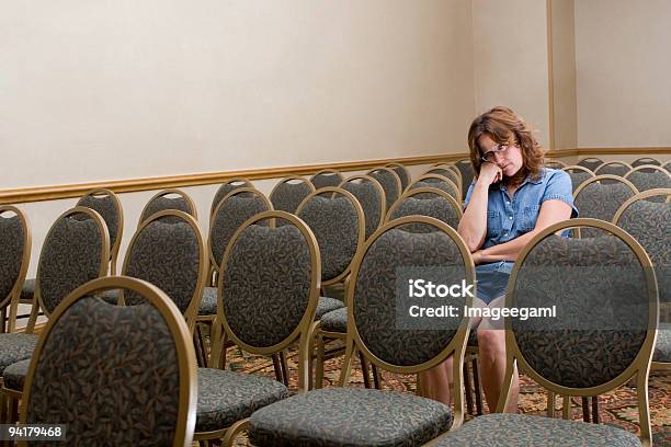 Foto de Entediante De Reunião e mais fotos de stock de Apresentação - Discurso - Apresentação - Discurso, Tédio, Cadeira