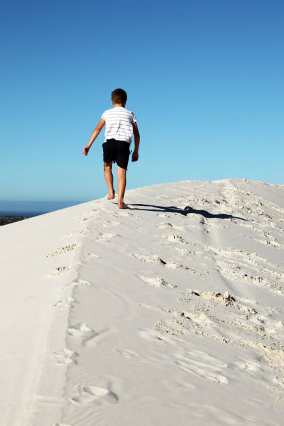 少年に砂丘 - cape town south africa sand dune beach ストックフォトと画像