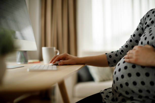 istock Pregnant woman working from home office 941809410