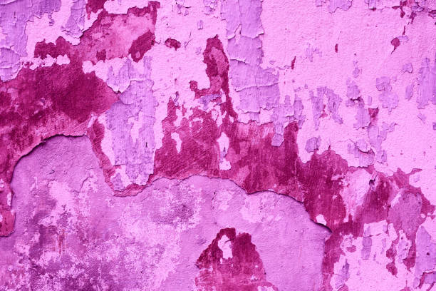 istock Wall fragment with attritions and cracks 941830592