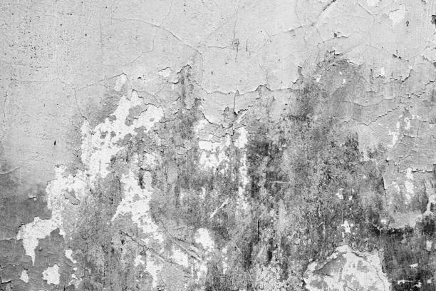 istock Wall fragment with attritions and cracks 941830630