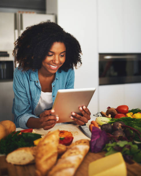 wygląda na to, że robię wszystko dobrze - vegan food cheerful vertical indoors zdjęcia i obrazy z banku zdjęć