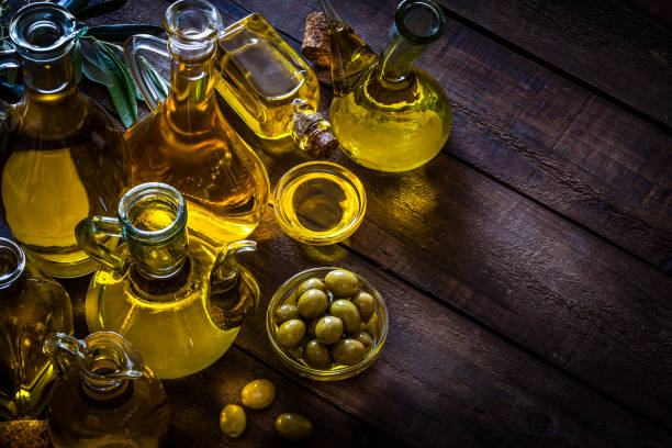 garrafas de azeite - olive oil bottle olive cooking oil - fotografias e filmes do acervo