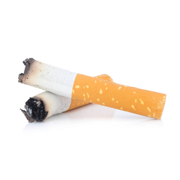 zigarettenstummel. zwei. isoliert auf weißem hintergrund - smoking smoking issues cigarette addiction stock-fotos und bilder