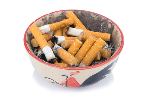 cinzeiro de cinzas de cigarro isolado no fundo branco - nicotine healthcare and medicine smoking issues lifestyles - fotografias e filmes do acervo