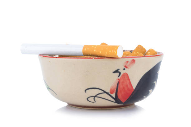 cinzeiro de cinzas de cigarro isolado no fundo branco - cigarette smoking ashtray tobacco - fotografias e filmes do acervo