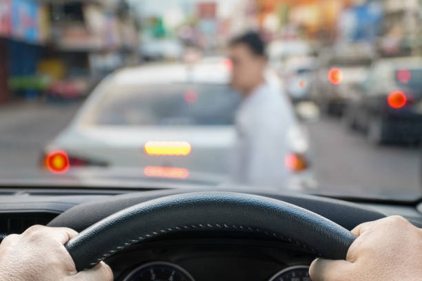 auto-notbremse ein leben gerettet fußgänger läuft über straße. - pedestrian stock-fotos und bilder