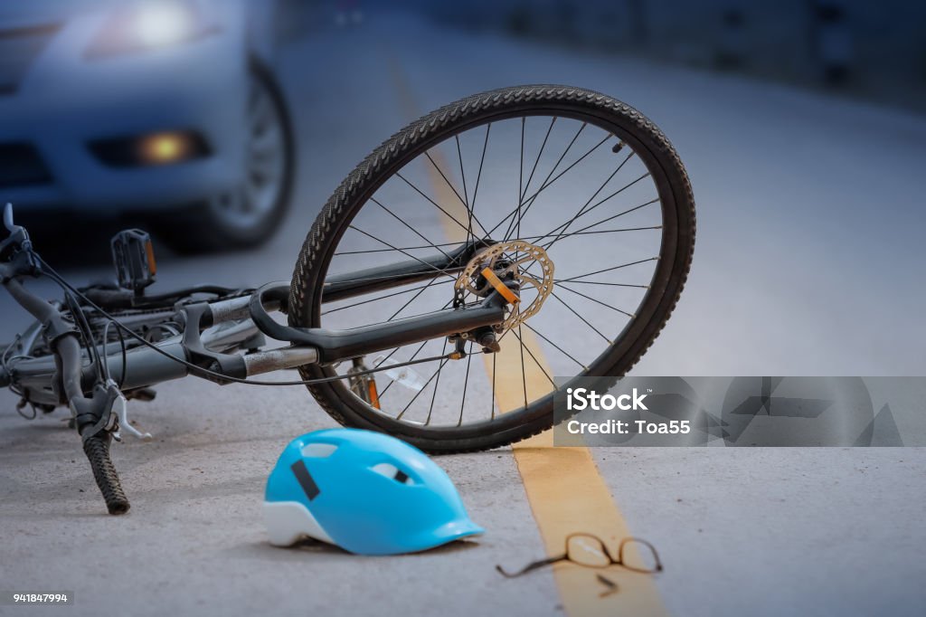 Acidente de carro acidente com a bicicleta na estrada, noite - Foto de stock de Colisão royalty-free