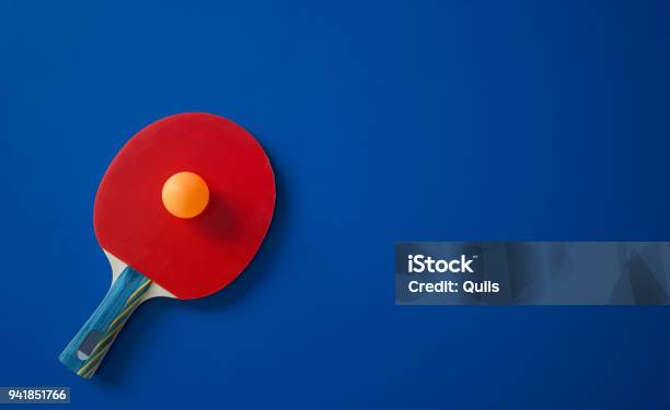 Raqueta De Tenis Rojo Con Bola Amarilla Foto de stock y más banco de imágenes de Tenis de mesa - Tenis de mesa, Primer plano, Azul