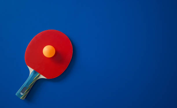 red tennis racket with yellow ball - table tennis imagens e fotografias de stock