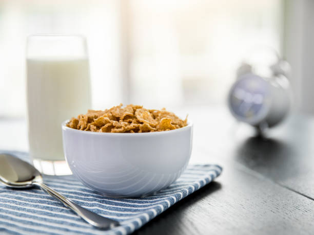 bonne santé corn flakes avec du lait pour le petit déjeuner sur la table, de nourriture et de boisson - céréales du petit déjeuner photos et images de collection