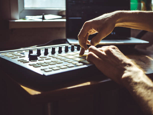 erstellen von musik im heimstudio auf elektronische drum-machine mit pads - drummachine stock-fotos und bilder