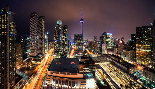 paesaggio urbano del centro di toronto di notte - toronto skyline cn tower night foto e immagini stock