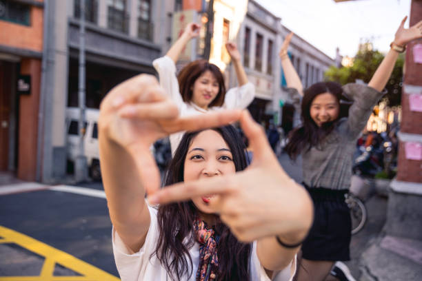 asiatische freunde treffen und spaziergänge in taipei - taiwan - chinesischer abstammung fotos stock-fotos und bilder