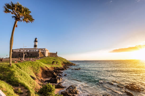 panorama del faro di salvador all'ora del tramonto - horizon summer beach cliff foto e immagini stock