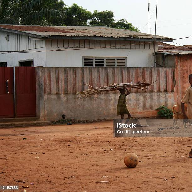 Photo libre de droit de Scène De Rue Dune Petite Ville banque d'images et plus d'images libres de droit de Adulte - Adulte, Afrique, Arbre