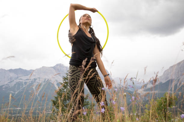 danses amérindienne avec cerceaux, dans les montagnes - native american audio photos et images de collection