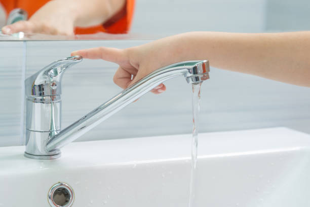 어린이 손을 손잡이에 손가락을 눌러 믹서에서 물을 닫습니다. - heat water faucet water pipe 뉴스 사진 이미지