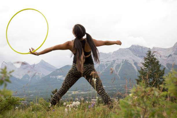 山中のフープとネイティブ アメリカンの女性の踊り - rocky mountains audio ストックフォトと画像