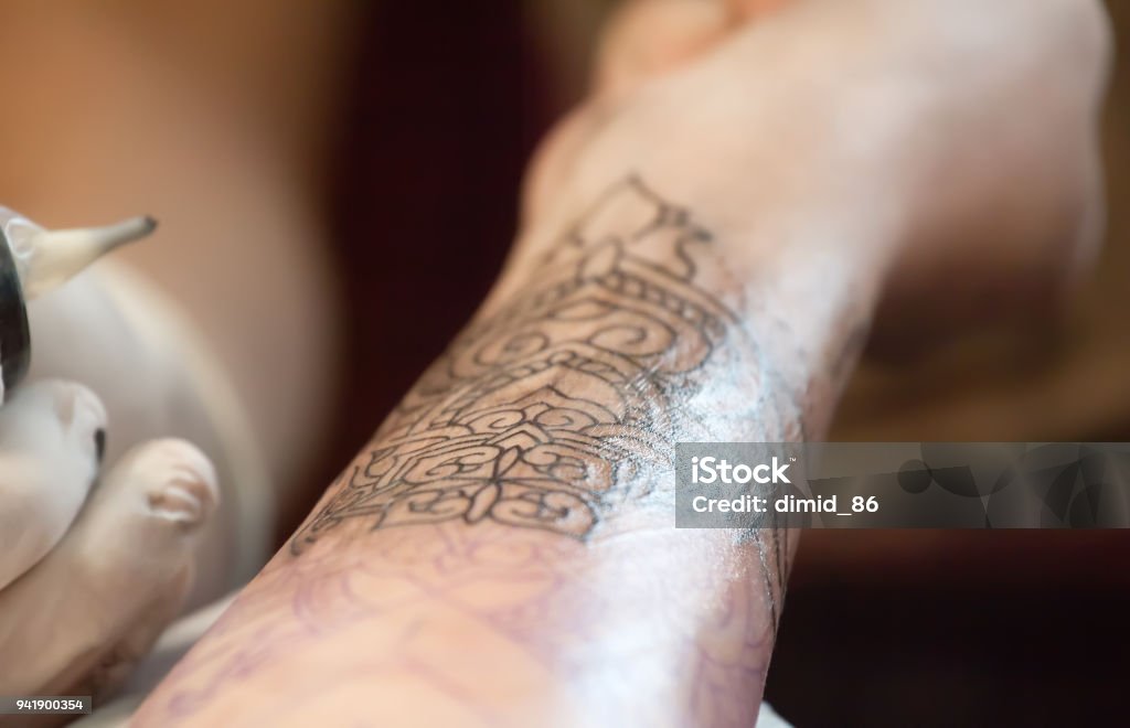 Guantes Masters Tattoo Hacen Un Tatuaje En Tinta Negra En La Mano Foto de  stock y más banco de imágenes de Acontecimiento - iStock