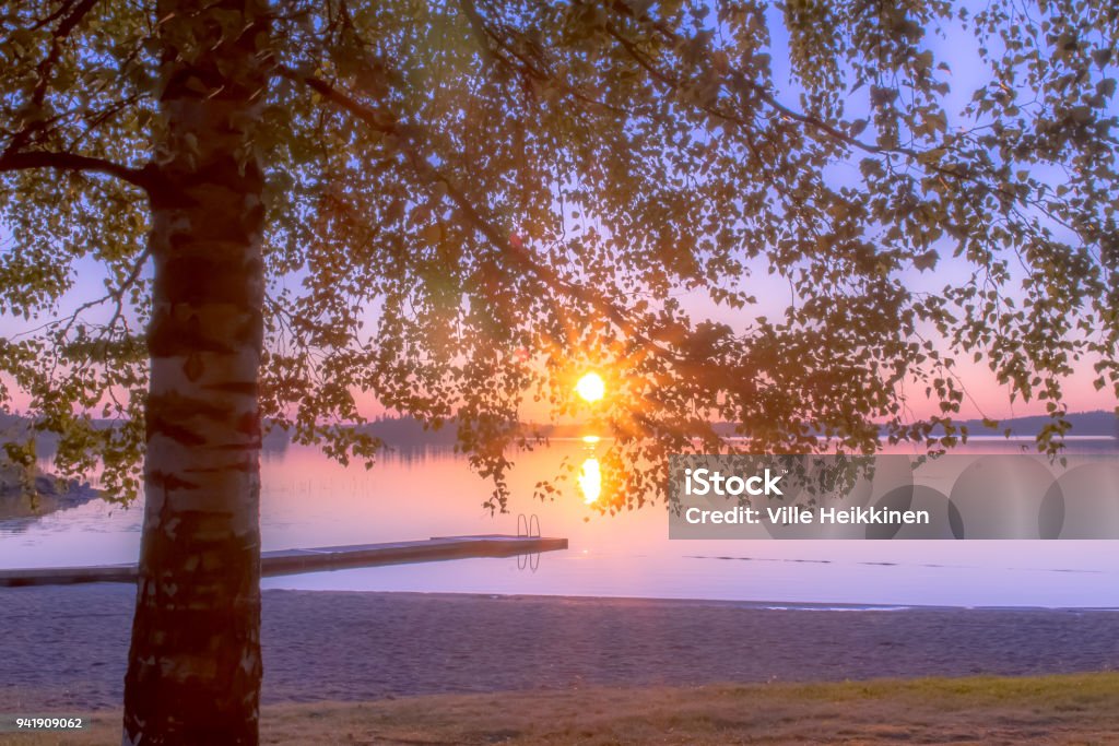 Noite de verão por do sol do Kuhmo, Finlândia. - Foto de stock de Sol da meia-noite royalty-free