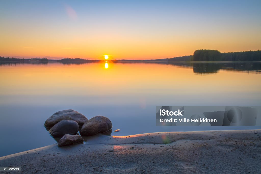 Noite de verão por do sol do Kuhmo, Finlândia. - Foto de stock de Finlândia royalty-free