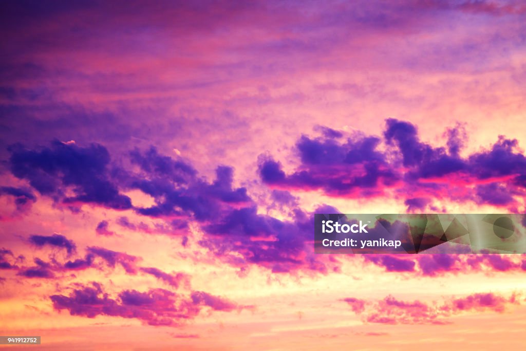 Phong Cảnh Màu Tím Với Bầu Trời Mây Và Bình Minh Một Cái Nhìn Hình ảnh Sẵn  có - Tải xuống Hình ảnh Ngay bây giờ - iStock