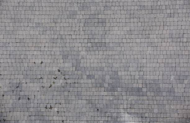 глядя на взаимосвязанные брусчатки - paving stone sidewalk concrete brick стоковые фото и изображения