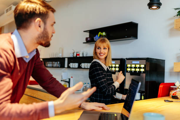 chcesz filiżankę kawy? - tea machine zdjęcia i obrazy z banku zdjęć