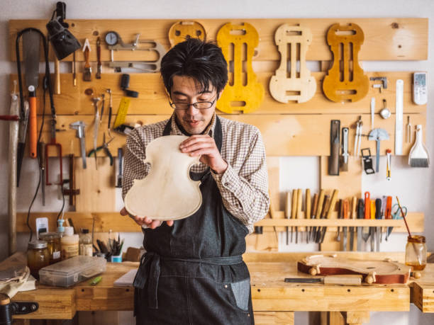 liutaio giapponese - workshop old fashioned old instrument maker foto e immagini stock