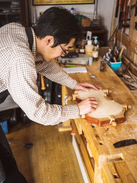 liutaio giapponese - workshop old fashioned old instrument maker foto e immagini stock