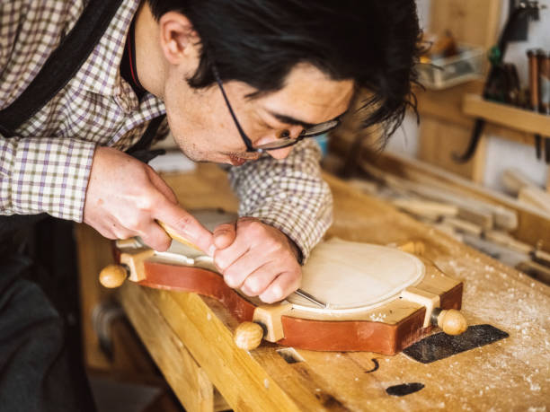 liutaio giapponese - workshop old fashioned old instrument maker foto e immagini stock