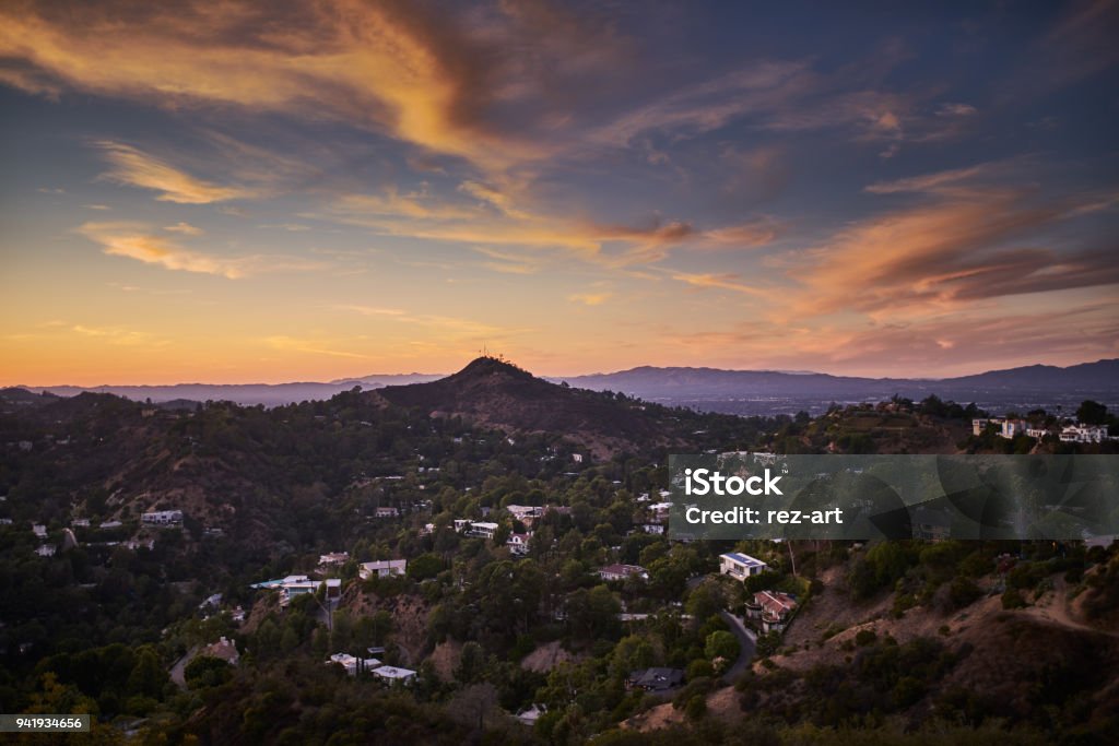 Hollywood hills au coucher du soleil avec un ciel coloré - Photo de Canyon libre de droits