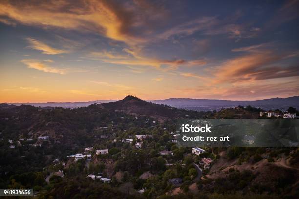 Photo libre de droit de Hollywood Hills Au Coucher Du Soleil Avec Un Ciel Coloré banque d'images et plus d'images libres de droit de Canyon