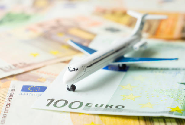 zabawkowy samolot na euro, koncepcja podróży lotniczych. zbliżenie, selektywne skupienie. - european union euro note obrazy zdjęcia i obrazy z banku zdjęć