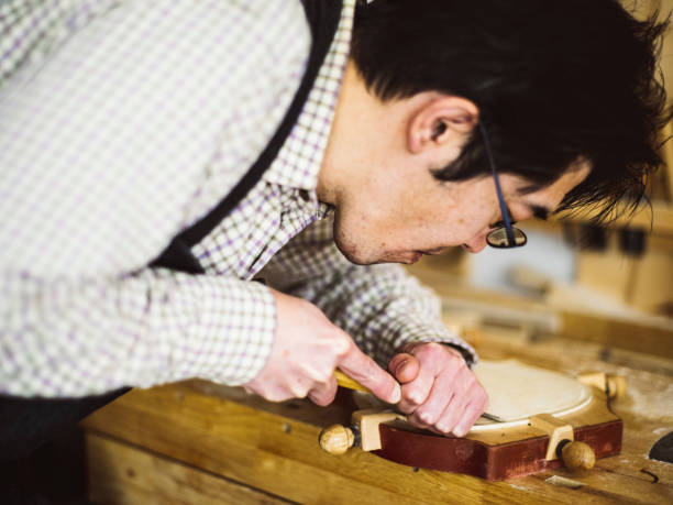 liutaio giapponese - workshop old fashioned old instrument maker foto e immagini stock