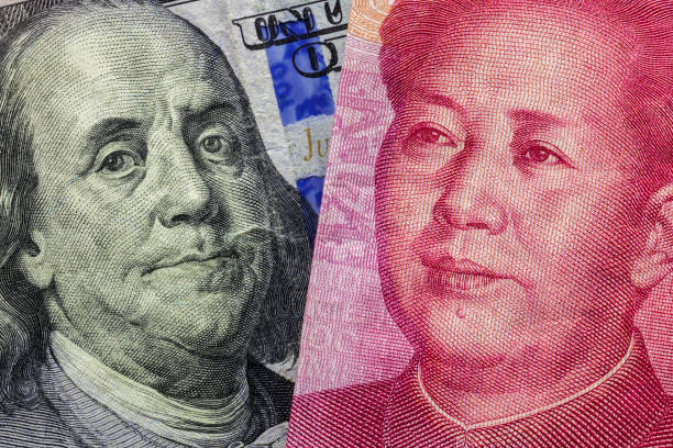 close-up de cem dólares e 100 notas de yaun com foco em retratos de benjamin franklin e o conceito de guerra mao tse-tung/eua vs china comércio - cny - fotografias e filmes do acervo